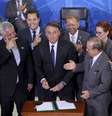 Bolsonaro assinou novo decreto para flexibilizar regras sobre armas nesta terça  Foto: Wilson Dias/Agência Brasil / BBC News Brasil