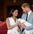 Príncipe Harry e Meghan Markle apresentam criança  Foto: Dominic Lipinski/Pool / via Reuters