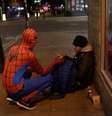 Fantasia atrai curiosos em Birmingham, no Reino Unido.  Foto: Facebook / Birmingham Spiderman / Estadão