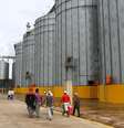 Trabalhadores caminham em frente a silos de de arroz em Tucupita
27/11/2018
REUTERS/Manaure Quintero  Foto: Reuters