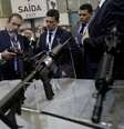 Salésio Nuhs, presidente da Taurus, apresenta armas da empresa ao ministro da Justiça, Sérgio Moro, em evento no Rio de Janeiro 
02/04/2019
REUTERS/Ricardo Moraes  Foto: Reuters