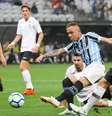 Everton (C), jogador do Grêmio, durante partida contra o Corinthians, válida pela décima nona rodada do Campeonato Brasileiro 2018  Foto: Anderson Rodrigues / Agência F8 / Gazeta Esportiva