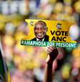 Eleitor exibe cartaz pedindo votos para o Congresso Nacional Africano (CNA)  Foto: Siphiwe Sibeko / Reuters