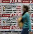 Com a crescente alta da inflação, os argentinos têm tido que dedicar cada vez mais tempo e paciência para encontrar produtos a preços razoáveis  Foto: AFP / BBC News Brasil