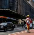 Pessoas usam patinete na Avenida Paulista, na região central de São Paulo  Foto: SUAMY BEYDOUN/AGIF / Estadão Conteúdo