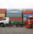Caminhões transitam no porto de Santos, em São Paulo  Foto: Paulo Whitaker / Reuters