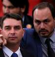 Flávio e Carlos Bolsonaro  Foto: Adriano Machado / Reuters