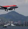 Avião da Avianca Brasil se preapra para pousar no aeroporto Santos Dumont, no Rio de Janeiro. 3/4/2019. REUTERS/Sergio Moraes -   Foto: Sergio Moraes / Reuters