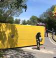 Ônibus escolar tombou em uma curva, mas ninguém ficou gravemente ferido  Foto: ANSA / Ansa - Brasil