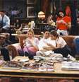 Jennifer Aniston, Courteney Cox, Lisa Kudrow, Matt LeBlanc, Matthew Perry e David Schwimmer em 'Friends' (1994)  Foto: IMDB / Reprodução