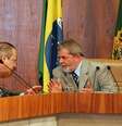 O ex-presidente Luiz Inácio Lula da Silva (d), conversa com o ex-ministro da Casa Civil , José Dirceu, durante reunião ministerial no salão oval do Palácio do Planalto.  Foto: Dida Sampaio / Estadão