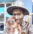 Yorge Luís Ruiz, artista de rua e imigrante venezuelano que trabalha como estátua viva em Fortaleza, Ceará, com sua cachorrinha.  Foto: Instagram/@cachorrinhaartista / Estadão