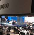 A redação do Jornal Nacional com a bancada ao centro: as notícias ruins sempre ganham prioridade na imprensa em geral  Foto: Reprodução / Facebook
