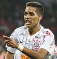 Pedrinho, do Corinthians, comemora seu gol durante partida contra o Athletico Paranaense, válida pela quinta rodada do Campeonato Brasileiro, na Arena da Baixada, em Curitiba (PR)  Foto: Vinícius do Prado / Agência F8 / Estadão