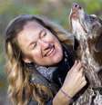 A pesquisadora Tove Fall estudou a relação entre genética e o desejo de ter animais de estimação  Foto: Mikael Wallerstedt/Divulgação / BBC News Brasil