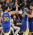 Stephen Curry celebra com os companheiros a vitória do Golden State Warriors sobre o Portland Trail Blazers  Foto: Jaime Valdez-USA TODAY Sports