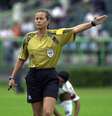 A juíza de futebol Sílvia Regina em ação durante partida entre as equipes do Santos e do Marília, válida pelo Campeonato Paulista 2004, no Parque Antártica.  Foto: Alex Silva / Estadão