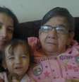 Gláucia, a filha Emily e Cotinha: Família acolheu a idosa após hospital onde ela morava ter fechado as portas  Foto: Acervo pessoal / BBC News Brasil