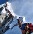 Fila para chegar ao topo do Everest  Foto: Go outside