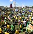 Manifestantes reunidos em frente ao Congresso Nacional, em Brasília  Foto: Evaristo Sa/Getty Images / BBC News Brasil
