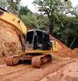 As máquinas conseguiram completar a desobstrução parcial da Estrada do Piúva, reabrindo a passagem após uma semana, em Ilhabela, litoral norte de São Paulo.   Foto: Prefeitura de Ilhabela/Divulgação / Estadão
