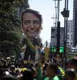 Manifestantes acompanham ato de apoio ao governo Bolsonaro na Avenida Paulista, em São Paulo, na tarde deste domingo (26)  Foto: BRUNO ROCHA/FOTOARENA / Estadão Conteúdo