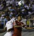 Em jogo pouco inspirado na Vila Belmiro, o Santos empatou com o Internacional em 0 a 0   Foto: ALE VIANNA/Agência Eleven / Gazeta Press