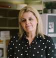 Kerry Wright agora é voluntária em um banco de alimentos e teme que a pobreza alimentar possa prejudicar a saúde mental das crianças  Foto: Christopher Nunn/Mosaic / BBC News Brasil