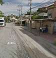 Criminosos passaram atirando em pessoas que estavam reunidas em um bar na Rua João Damasceno, no bairro Porto Velho, em São Gonçalo (RJ)  Foto: Reprodução Google Street View / Estadão