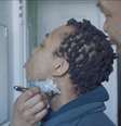 Samson, rapaz trans do Canadá, faz a barba pela primeira vez com a ajuda do pai.  Foto: Reprodução do vídeo 'First Shave, the story of Samson' / Facebook/Gillette / Estadão Conteúdo
