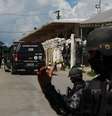 Policial controla acesso à entrada do Compaj, em Manaus  Foto: Edmar Barros / Futura Press