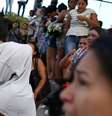 Mulheres em frente a presídio onde houve massacre de 55 presos em Manaus, entre domingo e segunda-feira  Foto: Reuters / BBC News Brasil