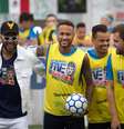 Os jogadores Daniel Alves e Neymar Jr durante a final mundial da terceira edição do Neymar Jr’s Five, torneio de futebol do Instituto Projeto Neymar Jr, na Praia Grande, litoral de São Paulo (SP)  Foto: Paulo Lopes / Futura Press