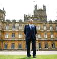 Ator britânico Jim Carter, que concedeu entrevista à Reuters, na frente do Castelo de Highclere, em Hampshire, Grã-Bretanha 22/5/2019 REUTERS/Henry Nicholls   Foto: Reuters