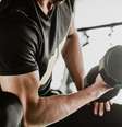 Homem fazendo musculação  Foto: Getty Images / BBC News Brasil