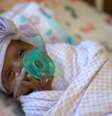 Saybie, que nasceu com 245 gramas, recebeu alta do hospital após cinco meses de cuidados intensivos  Foto: AFP / BBC News Brasil