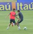 Neymar teve que parar lateral Weverton Guilherme na falta  Foto: Reprodução / Twitter / Estadão Conteúdo