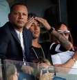 Neymar pai e Neymar assistem a jogo do Paris Saint Germain  Foto: John Schults / Reuters