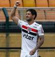 Alexandre Pato, do São Paulo, comemora seu gol marcado diante do Cruzeiro, durante partida válida pelo Campeonato Brasileiro 2019, realizado no Estádio do Pacaembu, na zona oeste da capital paulista, neste domingo  Foto:  MARCELO ZAMBRANA/AGIF / Estadão Conteúdo
