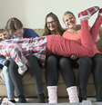 'Nós tentamos tornar a vida das crianças uma grande aventura. Como uma família, somos inseparáveis, estamos uns com os outros 24 horas por dia'  Foto: BBC News Brasil