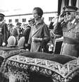O general ditador Francisco Franco, ao lado de sua mulher, Carmen Polo, em cerimônia em 1975  Foto: Arquivo / Reuters