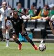 Megan Rapinoe conduz bola pela seleção dos EUA  Foto: Vincent Carchietta-USA TODAY Sports / Reuters