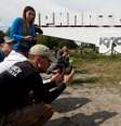 Turistas tiram fotos de raposa na cidade abandonada de Pripyat, perto da usina nuclear de Chernobyl
04/06/2019 REUTERS/Valentyn Ogirenko  Foto: Reuters