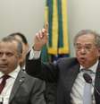 Ministro da Economia, Paulo Guedes, ao lado do secretário especial de Previdência e Trabalho do Ministério da Economia, Rogério Marinho (esquerda), na Comissão de Finanças e Tributação da Câmara dos Deputados para a discussão da reforma da Previdência, na última terça-feira (04/06/2019)  Foto: DIDA SAMPAIO / Estadão Conteúdo