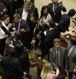 Deputados fazem transmissões ao vivo na sessão que tirou o Coaf do ministério da Justiça  Foto: Dida Sampaio / Estadão