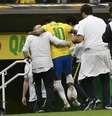 Neymar, do Brasil, deixa o campo com dores no tornozelo em partida amistosa contra o Catar, realizada no estádio Mané Garrincha, em Brasília, nesta quarta-feira, 05.  Foto: MATEUS BONOMI/AGIF / Estadão Conteúdo