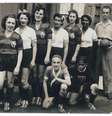 Antes mesmo de imaginarmos o futebol feminino como conhecemos hoje, foi no circo que mulheres desafiaram os padrões da época e ousaram vestir shorts curtos, chutar uma bola de capotão e brincar com o esporte mais popular do Brasil  Foto: COLEÇÃO SANDRA KÖCHE / Divulgação
