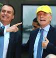 O presidente Jair Bolsonaro presenteia o argentino Mauricio Macri durante encontro na Casa Rosada, em Buenos Aires, nesta quinta- feira (06/07/2019)  Foto: NESTOR J. BEREMBLUM/ELEVEN / Estadão Conteúdo