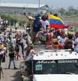 Venezuelanos em Cúcuta, na Colômbia, tentam cruzar fronteira com ajuda humanitária, em 23 de fevereiro  Foto: EPA / Ansa - Brasil