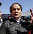 José Edgard Bueno, primeiro advogado da modelo Najila Trindade, que acusa o atacante Neymar de estupro, é cercado pela imprensa após prestar depoimento na 6ª Delegacia de Defesa da Mulher, no bairro de Santo Amaro, na capital paulista. José Edgard Bueno foi o primeiro advogado da modelo, mas saiu do caso. Ele disse que deixou de representar a mulher que acusa Neymar a partir do momento em que ela preferiu a acusação de estupro na esfera criminal, mudando uma linha inicial relatada por ele.  Foto: SUAMY BEYDOUN/AGIF / Estadão